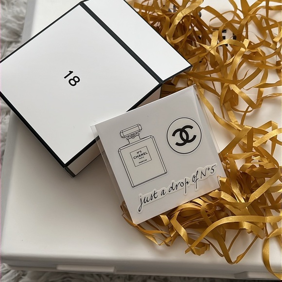 CHANEL Advent Calender Box 18 - Picture 2 of 3